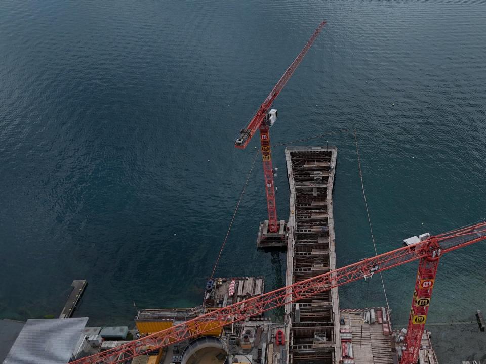Blick auf die Baustelle des Auslaufbauwerks im Zürichsee von oben.