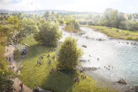 Eine breite Flusslandschaft mit naturbelassener, rechter Uferseite. Links sieht man Velo-Fahrer und Spaziergänger auf einem breiten Weg und Leute schwimmen im Fluss oder picknicken auf den Rasenstufen am Ufer.