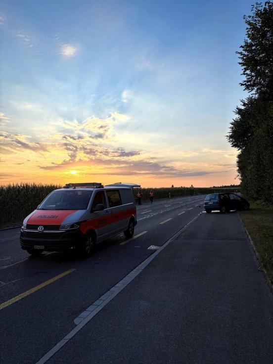 Vorne links ein VW-Bus der Polizei im Hintergrund die Endlage des Personenwagens. Das ganze bei einem schönen Sonnenaufgang