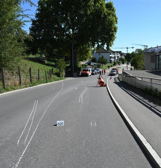 Unfallstelle auf der Stationsstrasse in Wettswil 