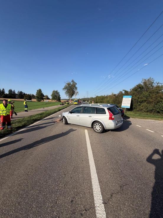 Die beiden beteiligten Unfallfahrzeuge sind zu sehen.