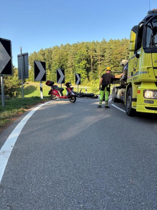 Die verunfallten Motorräder werden durch einen Lastwagen abgeschleppt.