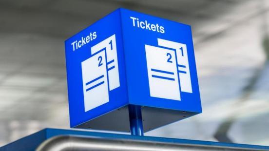 Das Bild zeigt eine Installation, die auf einen Ticket-Verkaufsautomaten für den öffentlichen Verkehr hinweist.