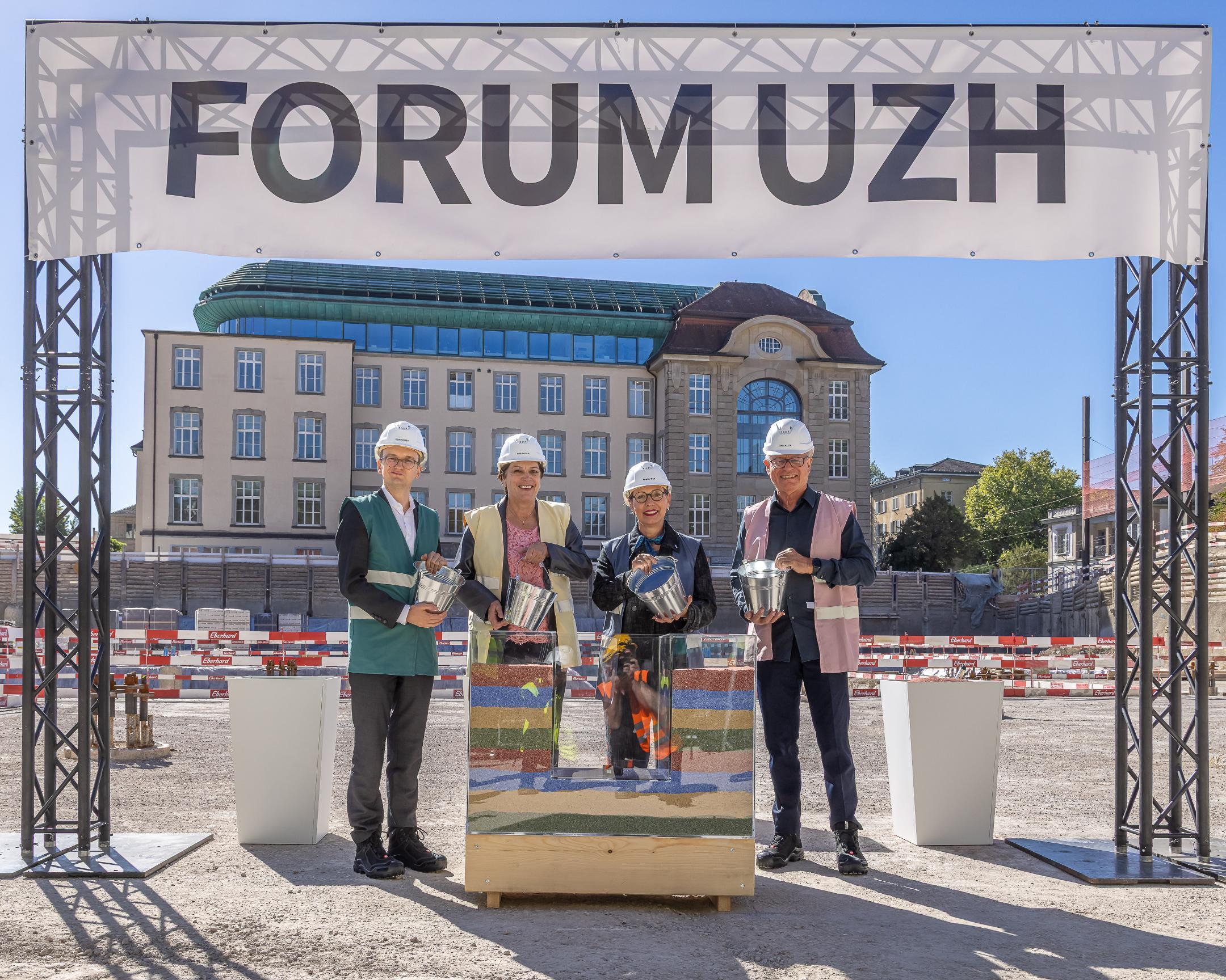 Pflanzten symbolisch eine baumähnliche Skulptur in die Bodenplatte: Baudirektor Martin Neukom, Bildungsdirektorin Silvia Steiner sowie Gabriele Siegert, Vize-Rektorin der Universität Zürich, und Pierre de Meuron, Gründungspartner Herzog & de Meuron. Was heute symbolisch verwurzelt wurde, wächst in den nächsten Jahren in die Höhe.
