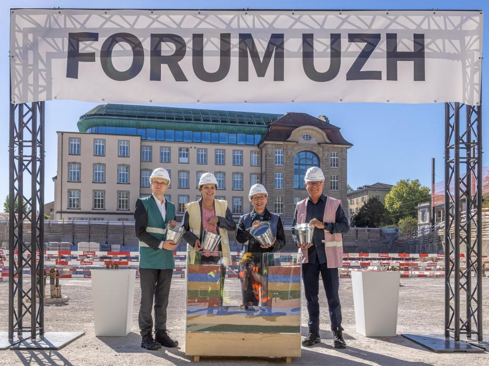 Pflanzten symbolisch eine baumähnliche Skulptur in die Bodenplatte: Baudirektor Martin Neukom, Bildungsdirektorin Silvia Steiner sowie Gabriele Siegert, Vize-Rektorin der Universität Zürich, und Pierre de Meuron, Gründungspartner Herzog & de Meuron. Was heute symbolisch verwurzelt wurde, wächst in den nächsten Jahren in die Höhe.
