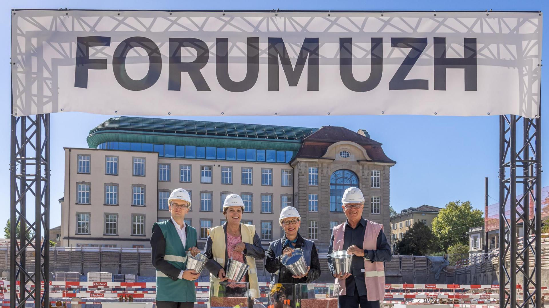 Pflanzten symbolisch eine baumähnliche Skulptur in die Bodenplatte: Baudirektor Martin Neukom, Bildungsdirektorin Silvia Steiner sowie Gabriele Siegert, Vize-Rektorin der Universität Zürich, und Pierre de Meuron, Gründungspartner Herzog & de Meuron. Was heute symbolisch verwurzelt wurde, wächst in den nächsten Jahren in die Höhe.