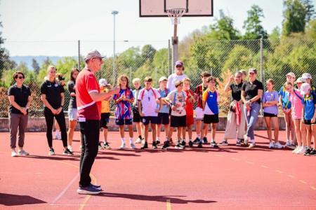 Regierungsrat Mario Fehr hält die Rede bei der Einweihung der Torwand Sutu vor den Schülerinnen und Schüler der Primarschule Seegräben