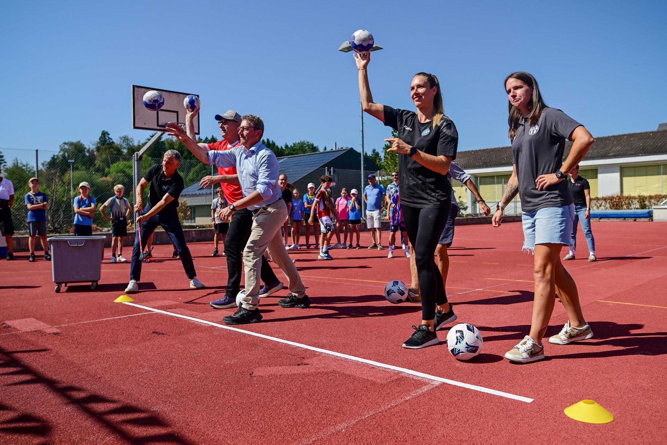 Regierungsrat Mario Fehr, Amtschef Stefan Schötzau, Gemeinderat Markus Frischknecht, die ehemalige Handballnationalspielerin Kerstin Kündig und FCZ Kapitänin Naomi Mégroz weihen gemeinsam die Torwand Sutu ein.