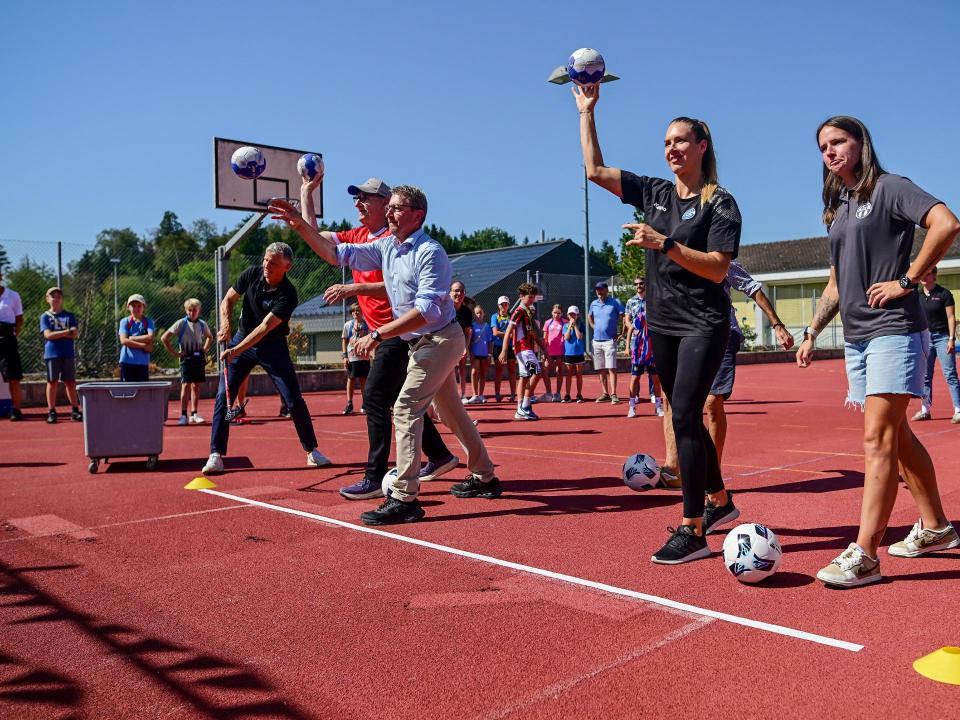 Regierungsrat Mario Fehr, Amtschef Stefan Schötzau, Gemeinderat Markus Frischknecht, die ehemalige Handballnationalspielerin Kerstin Kündig und FCZ Kapitänin Naomi Mégroz weihen gemeinsam die Torwand Sutu ein.