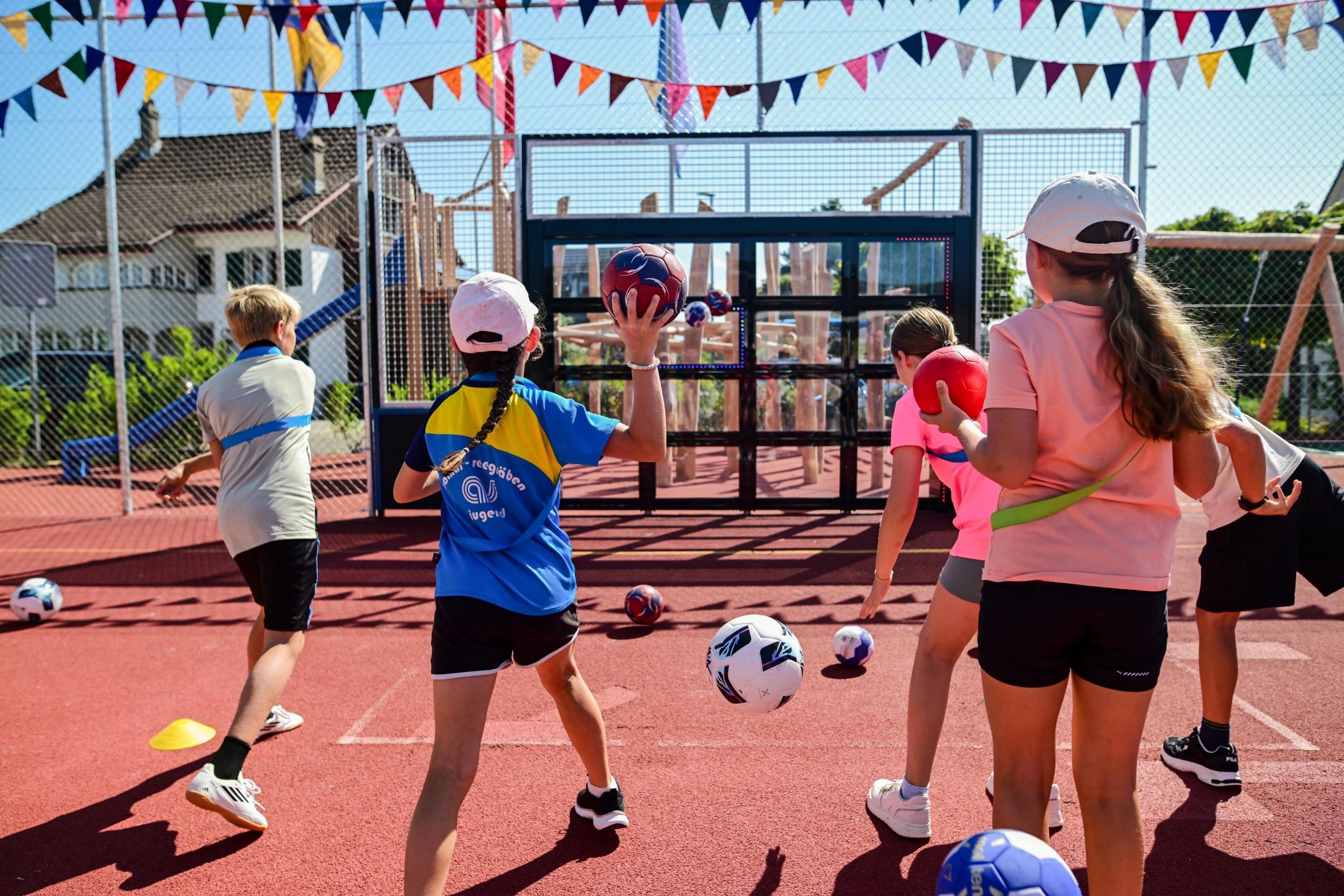 Vier Gruppen der 6. Primarschulklasse aus Seegräben duellierten sich mit den verschiedenen Spielformen der Torwand Sutu.