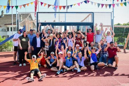 Die Schülerinnen und Schüler der Primarschule Seegräben feierten gemeinsam mit den Gästen aus Sport und Politik die Eröffnung der Torwand Sutu.