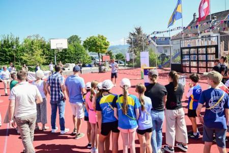 Der Gemeinderat Markus Frischknecht begrüsste die anwesenden Schülerinnen und Schüler sowie Gäste