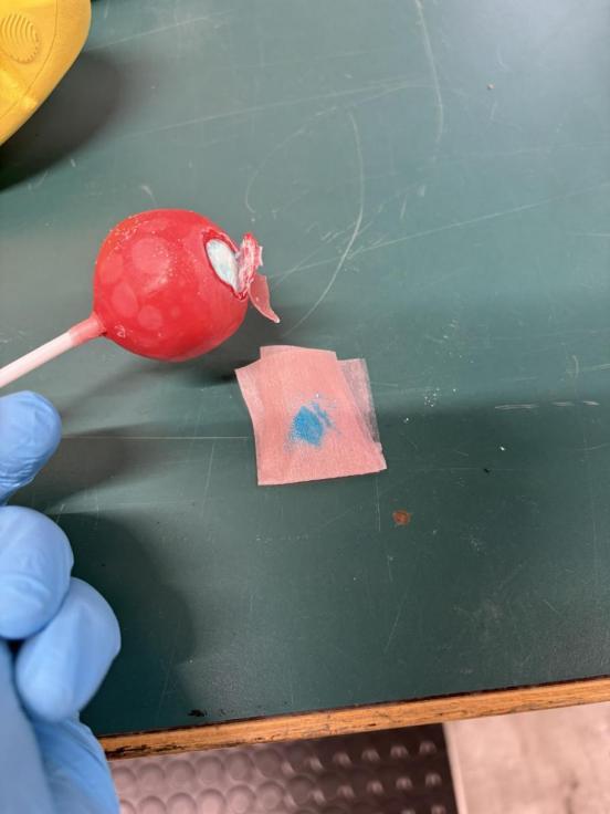 Ein Lollipop, welcher mit Kokain gefüllt ist.