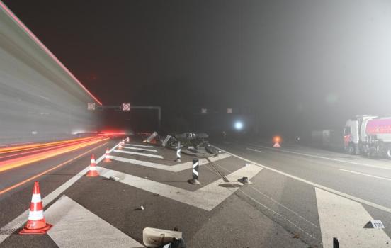 Beschädigte Verkehrseinrichtungen auf der Autobahn bei Nacht und Nebel