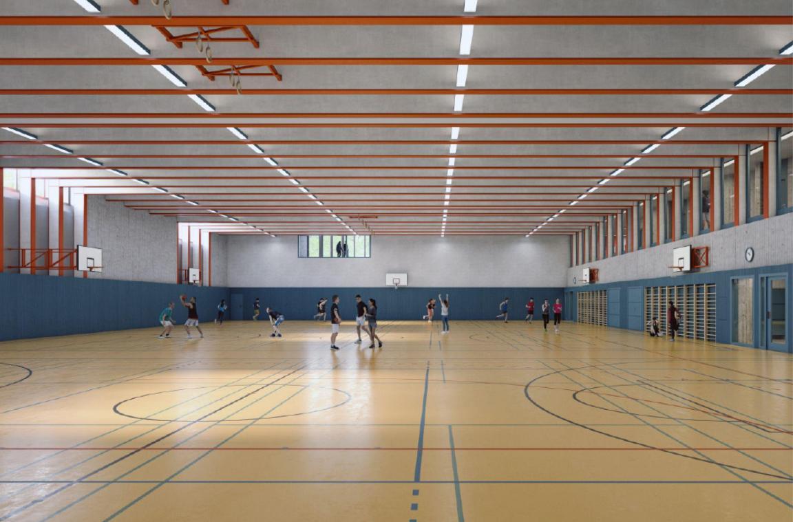 Weiträumige, helle Sporthalle von innen. Auf dem gelblich-hellen Parkettboden mit eingezeichneten Spielfeldlinien bewegen sich mehrere Menschen bei Ballspielen und Sportaktivitäten. Die Decke ist mit langgezogenen orangen Stahlträgern und LED-Lichtleisten versehen. An den mit blauen Holzpaneelen verkleideten Wänden befinden sich Basketballkörbe und Sprossenwände. 