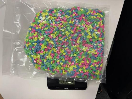 Ein Beutel gefüllt mit tausenden von farbigen Tabletten