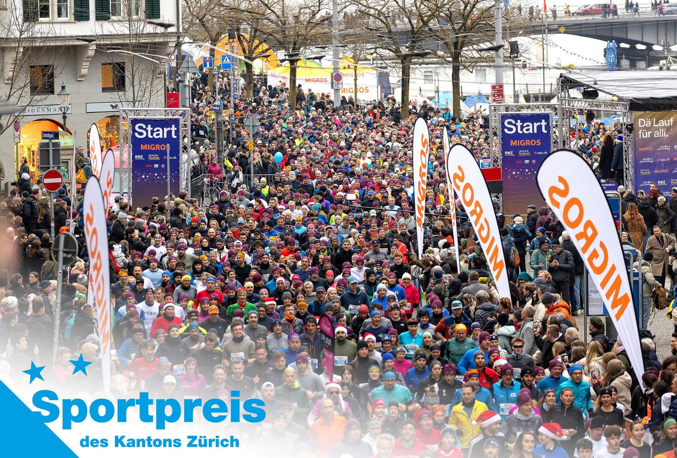 Eine Masse an Läuferinnen und Läufern rennen auf der Strecke des Zürcher Silvesterlaufs am Limmatquai der Stadt Zürich entlang.