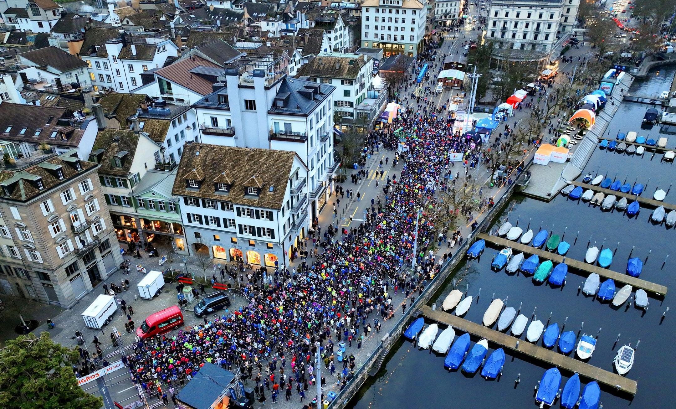 Drohnenansicht auf den Limmatquai, im Startbereich stehen mehrere Tausend Läuferinnen und Läufer