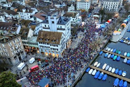 Drohnenansicht auf den Limmatquai, im Startbereich stehen mehrere Tausend Läuferinnen und Läufer