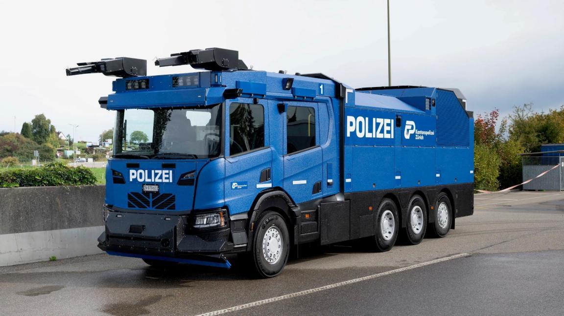 Der blaue Wasserwerfer steht auf einem Parkplatz.