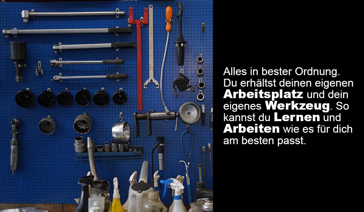 Verschiedene Werkzeuge sind auf einer Werkzeugwand ordentlich aufgehängt. Auf der rechten Seite steht der Text: «Alles in bester Ordnung. Du erhältst deinen eigenen Arbeitsplatz und dein eigenes Werkzeug. So kannst du Lernen und Arbeiten, wie es für dich am besten passt.»