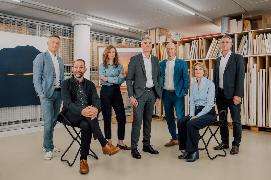  Auf dem Bild sieht man die sieben Mitglieder der Geschäftsleitung in der Kunstsammlung des Kanton Zürichs. Von links nach rechts ist zu sehen, Claus Frei, David Vogt, Rhea Lesniak-Winkler, Beat Pahud, Daniel Baumann, Regula Imhof, Adriano Tettamanti.