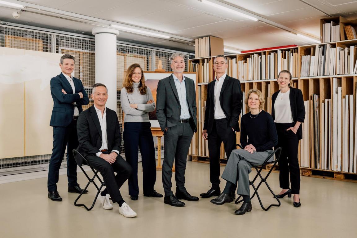 Auf dem Bild sieht man die sieben Mitglieder der Geschäftsleitung in der Kunstsammlung des Kanton Zürichs. Von links nach rechts ist zu sehen, Salvatore Talerico (ab 01.05.2026), Claus Frei, Rhea Lesniak-Winkler, Beat Pahud, Adriano Tettamanti, Regula Imhof, Laura Kopps (a.i.).