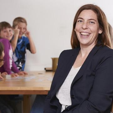 Simone Wiederkehr, Geschäftsleiterin Verein Tagesfamilien, Winterthur/Weinland lacht in die Kamera