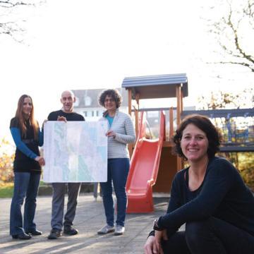 Auf einem Spielplatz in Thalwil wird die Spielplatzkarte in die Kamera gehalten.