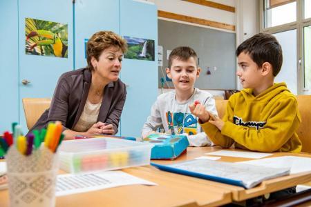 Frau Regierungsrätin Silvia Steiner besucht die Schuleinheit Zentral in Dietikon.