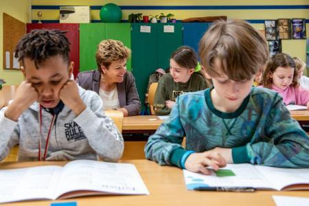 Frau Regierungsrätin Silvia Steiner besucht die Schuleinheit Zentral in Dietikon.