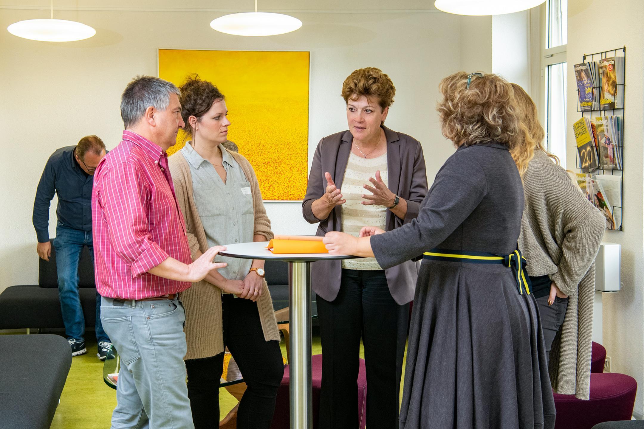 Frau Regierungsrätin Silvia Steiner besucht die Schuleinheit Zentral in Dietikon.