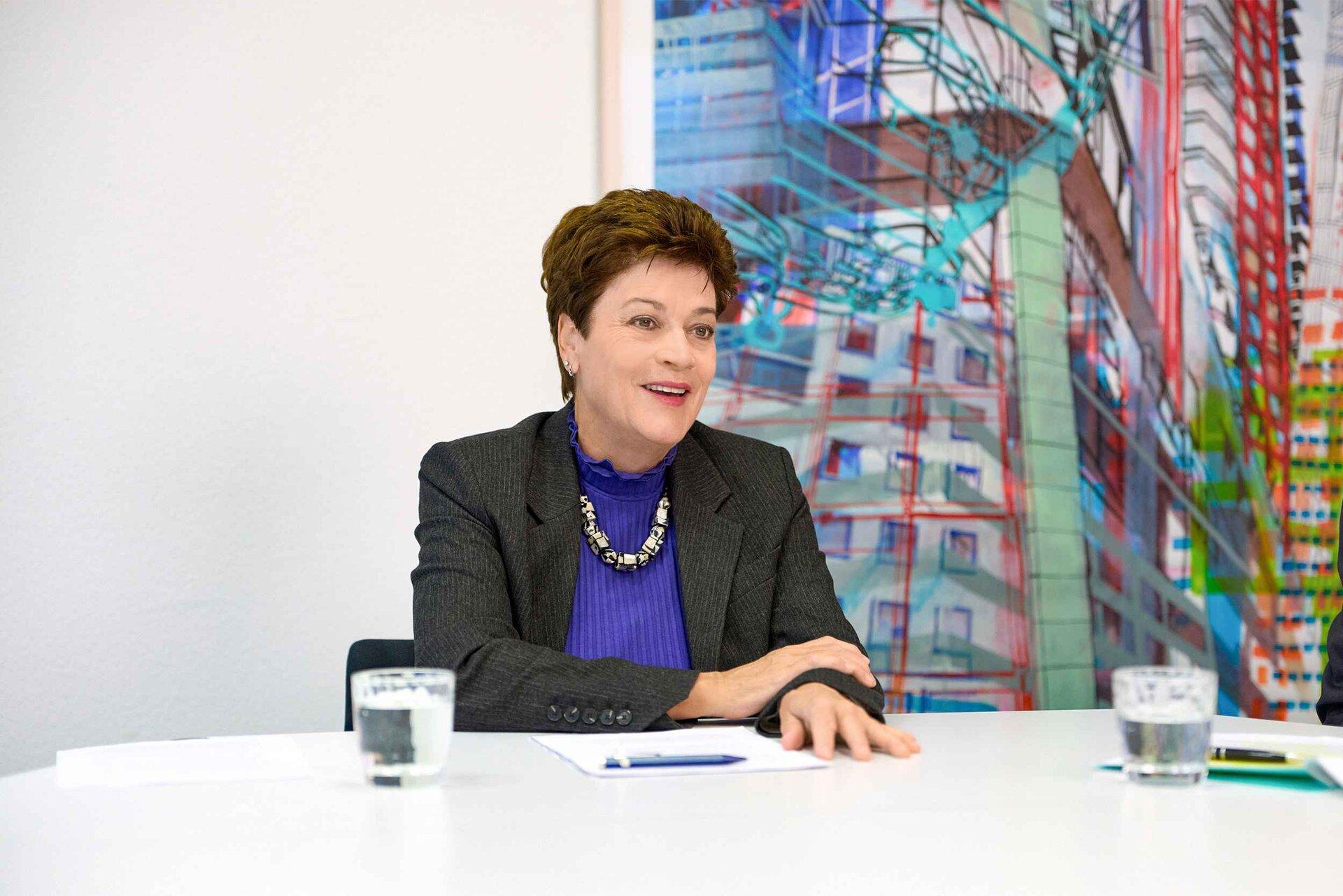 Portrait Silvia Steiner in Konferenzraum Mai 2025