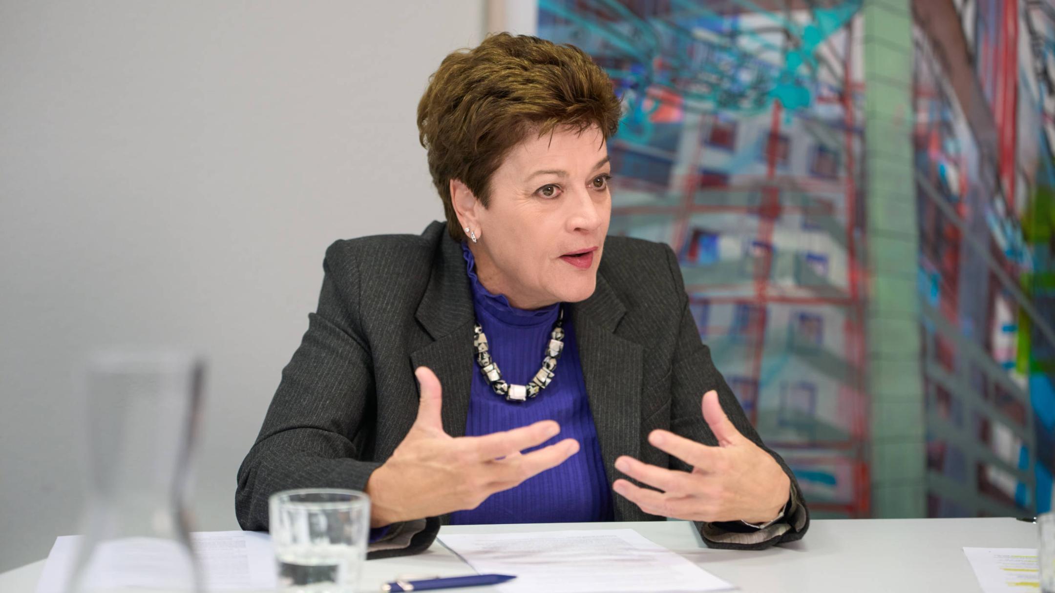 Portrait Silvia Steiner in Konferenzraum Mai 2025