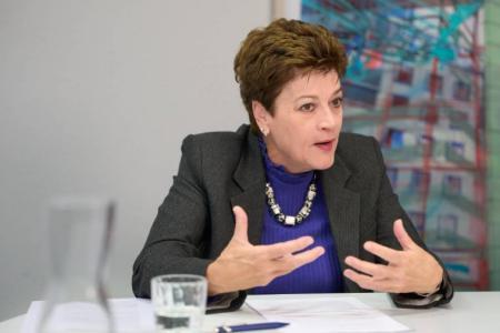 Portrait Silvia Steiner in Konferenzraum Mai 2025