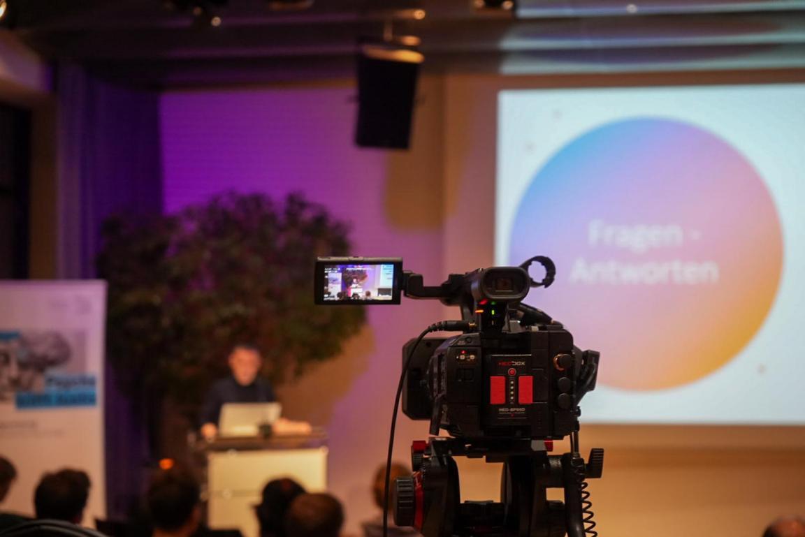 Kamera zeichnet einen Vortrag der Ringvorlesung Psyche trifft Justiz 2025/26 auf