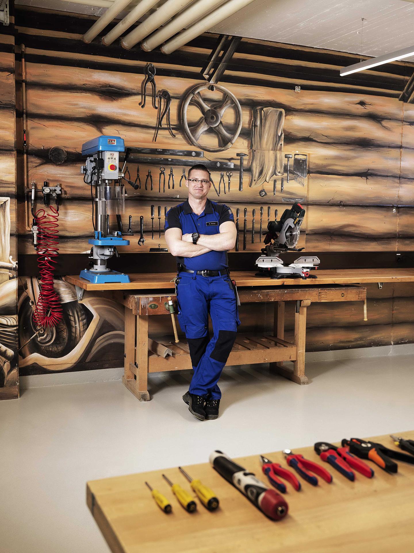 Fachmann Justizvollzug in Arbeitskleidung in der Werkstatt