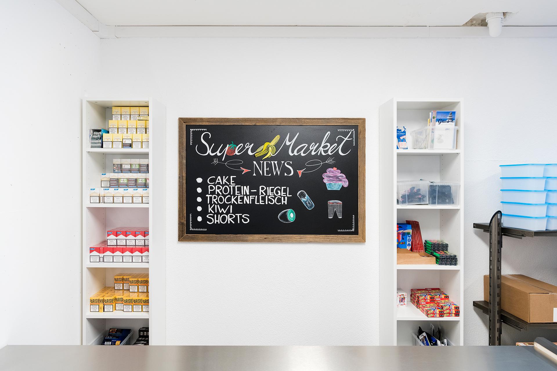 Regale mit Zigaretten und Stiften, Tafel mit den Angeboten