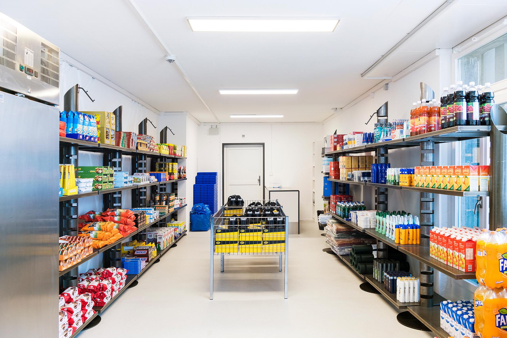 Raum mit Regalen mit Esswaren und Hygieneartikeln
