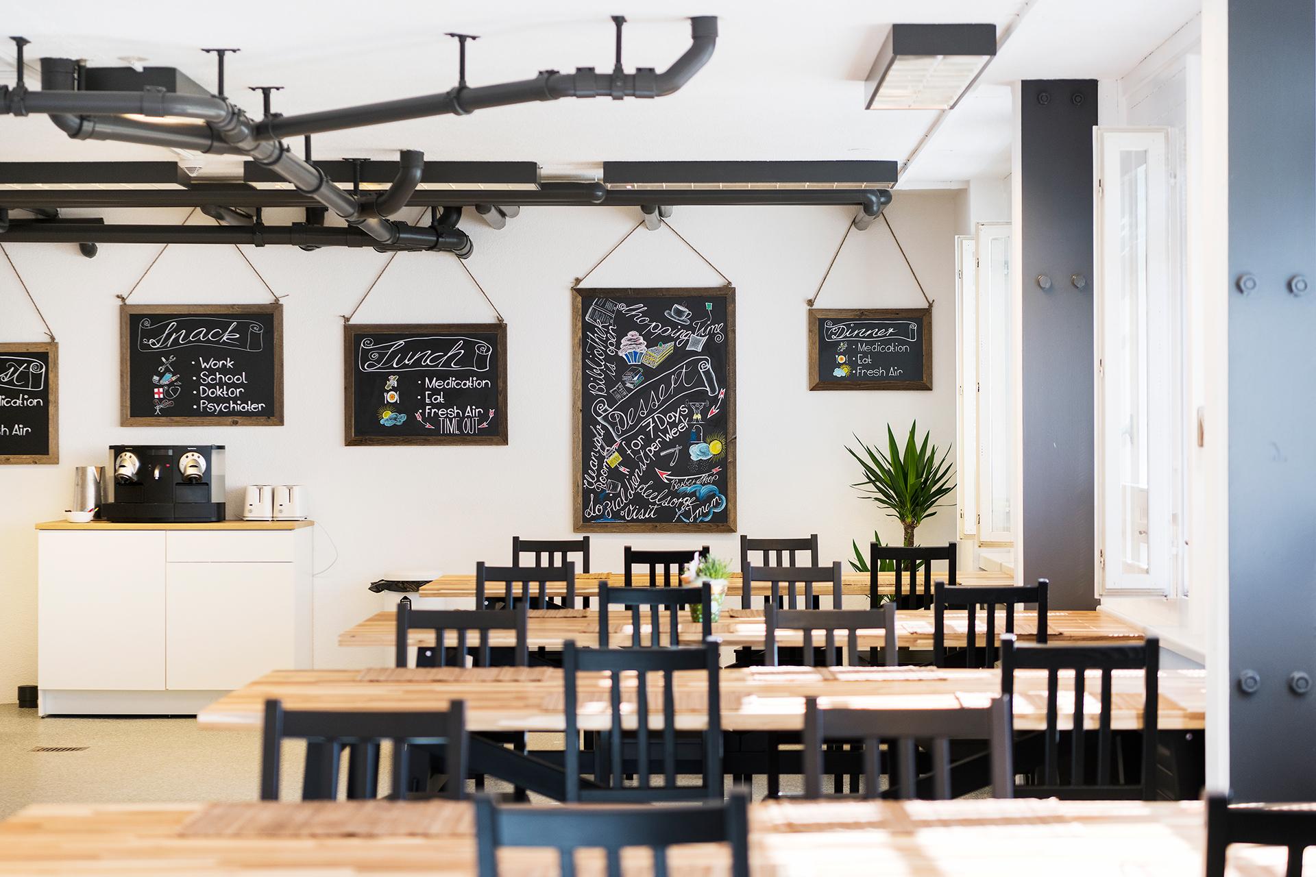 Raum mit langen Tischen und Stühlen