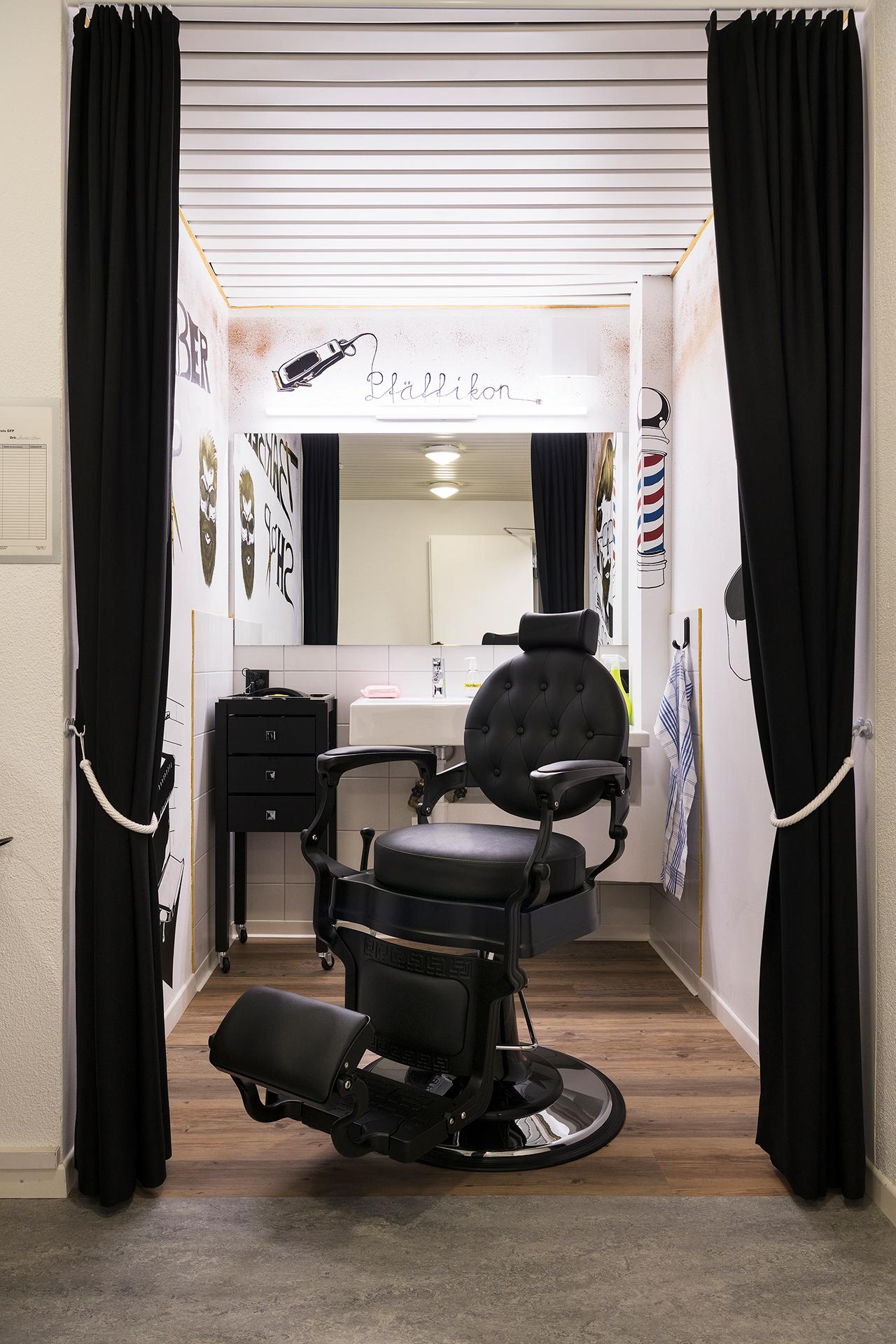 Kleiner Raum mit Coiffeurstuhl