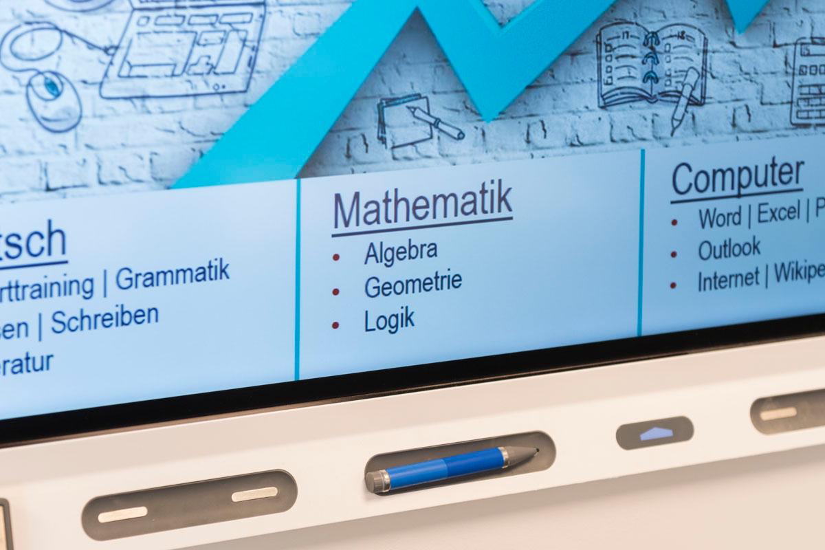 Grossaufnahme eines Displays, der die Inhalte des Kurses Mathematik aufzeigt. Hierzu zählen Algebra.