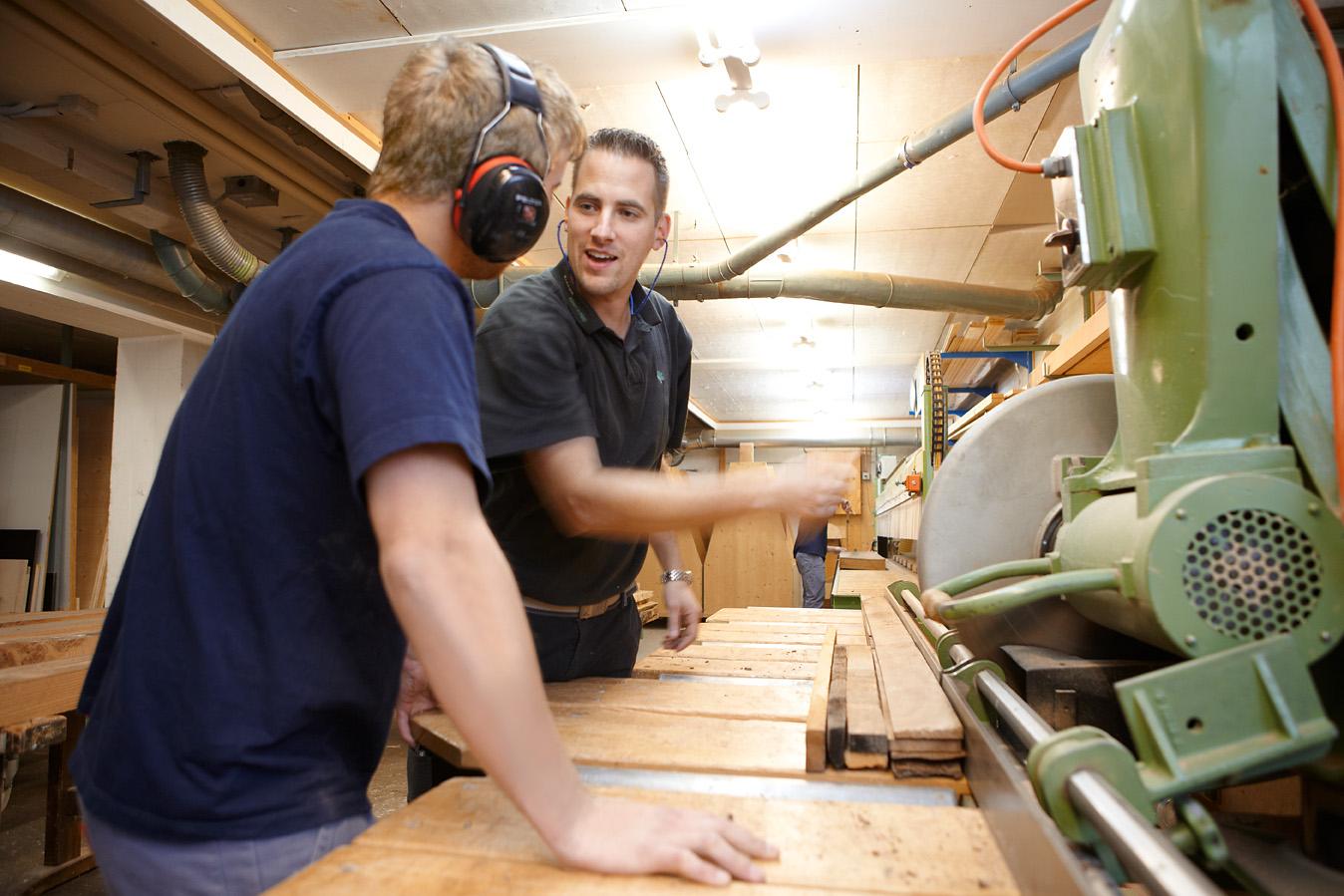 Lehrer und Schüler in der Werkstatt