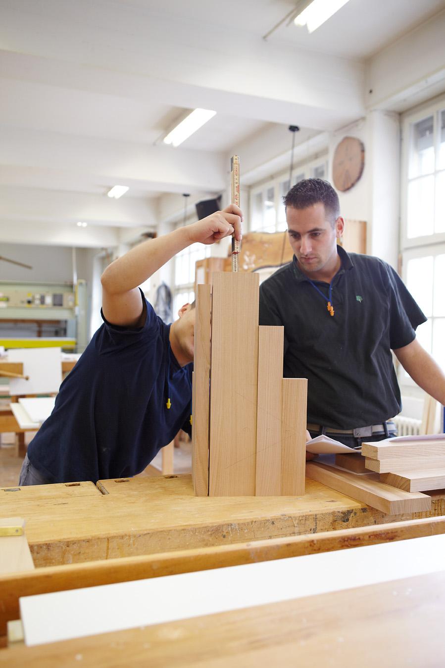 Schüler und Lehrer im Werkunterricht