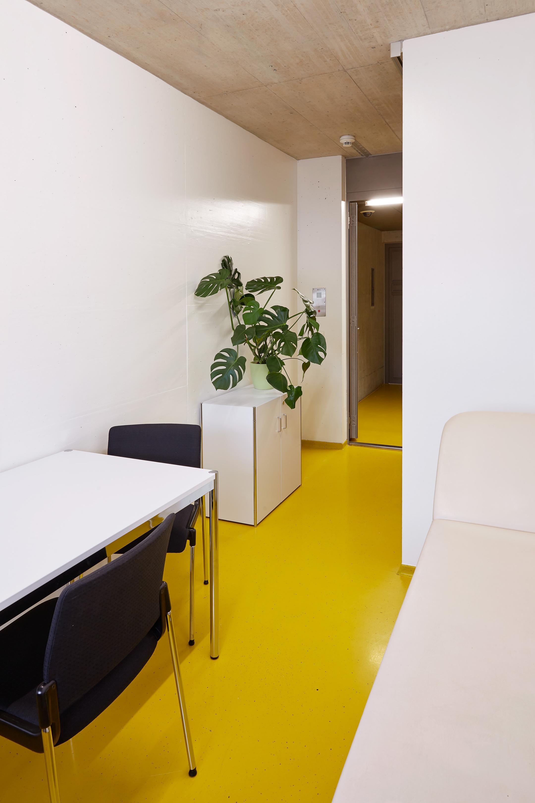 Raum mit Tisch und Liege