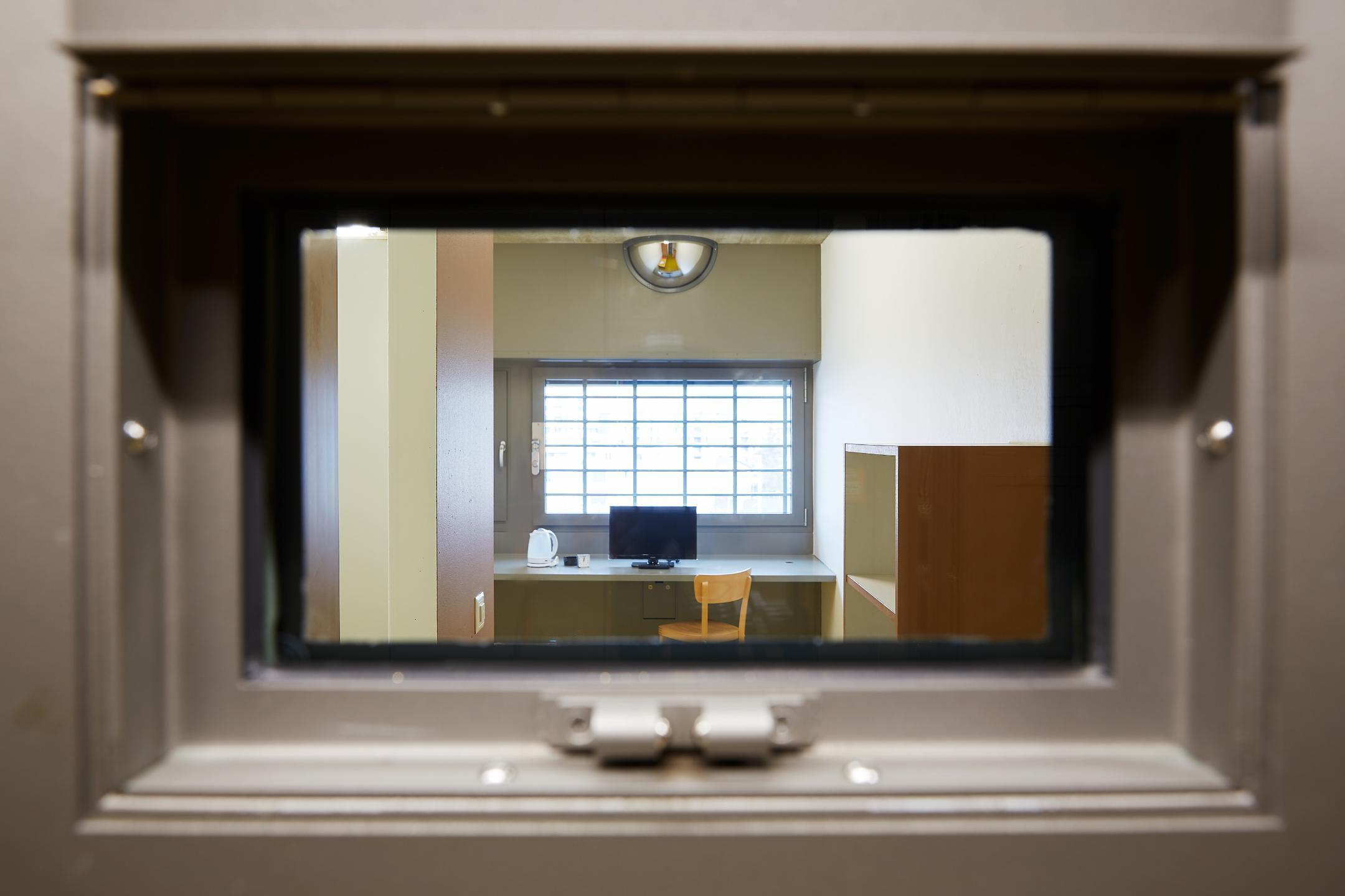 Sicht durch die Klappe in der Tür in die Zelle