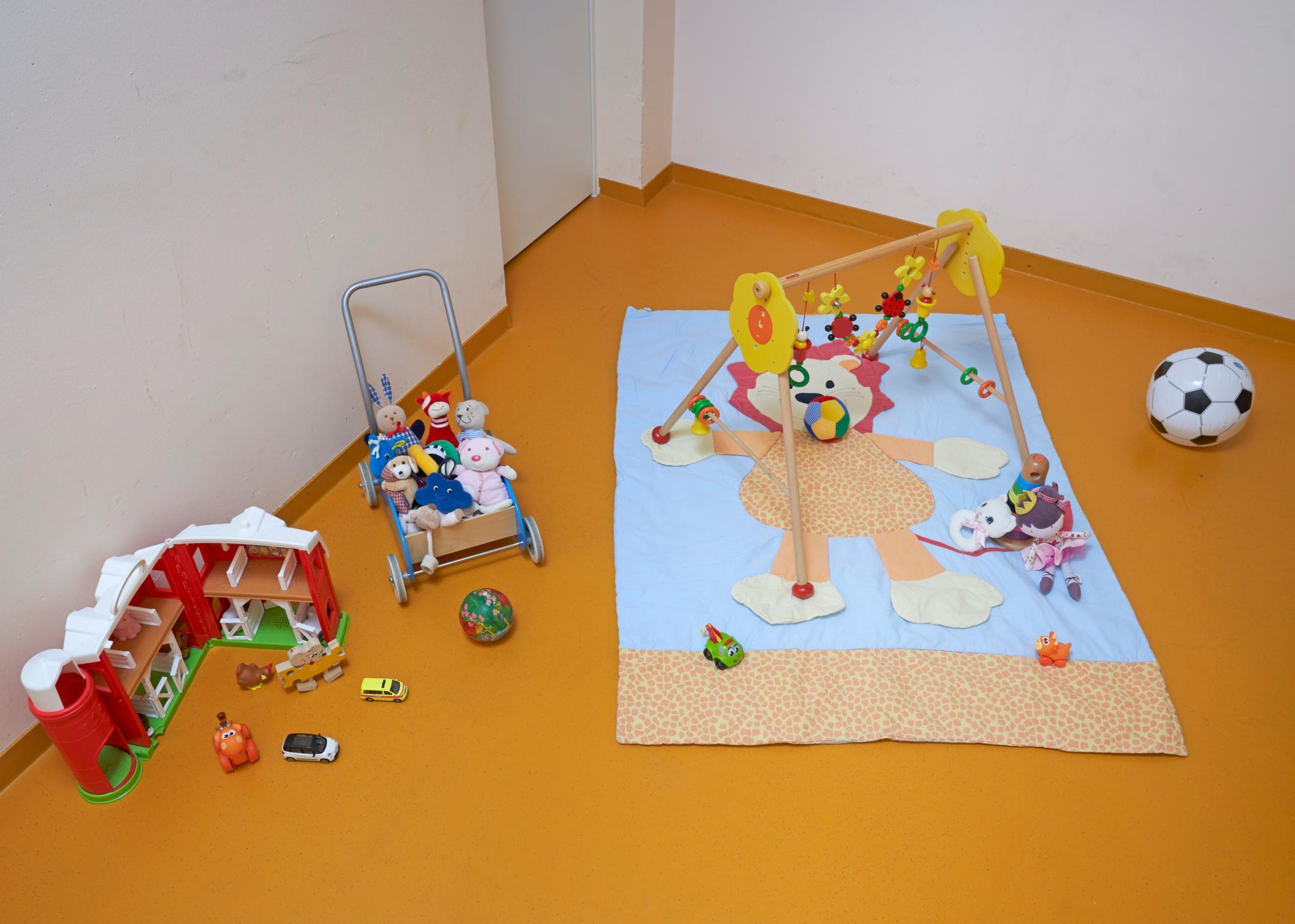 Spieldecke mit Kinderspielzeug