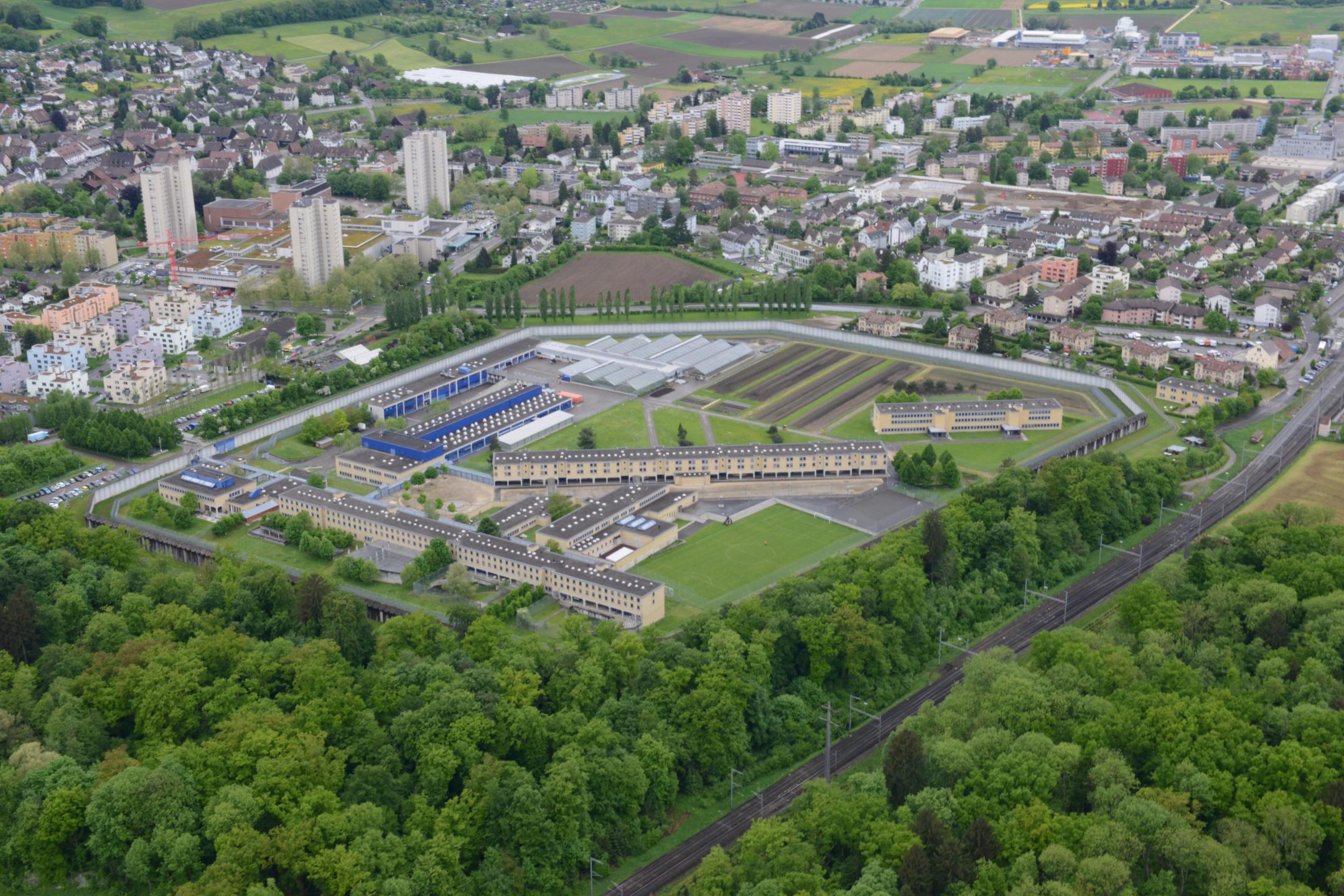 Gelände der Justizvollzugs- anstalt Pöschwies umgeben von Wald und der Stadt Regensdorf.