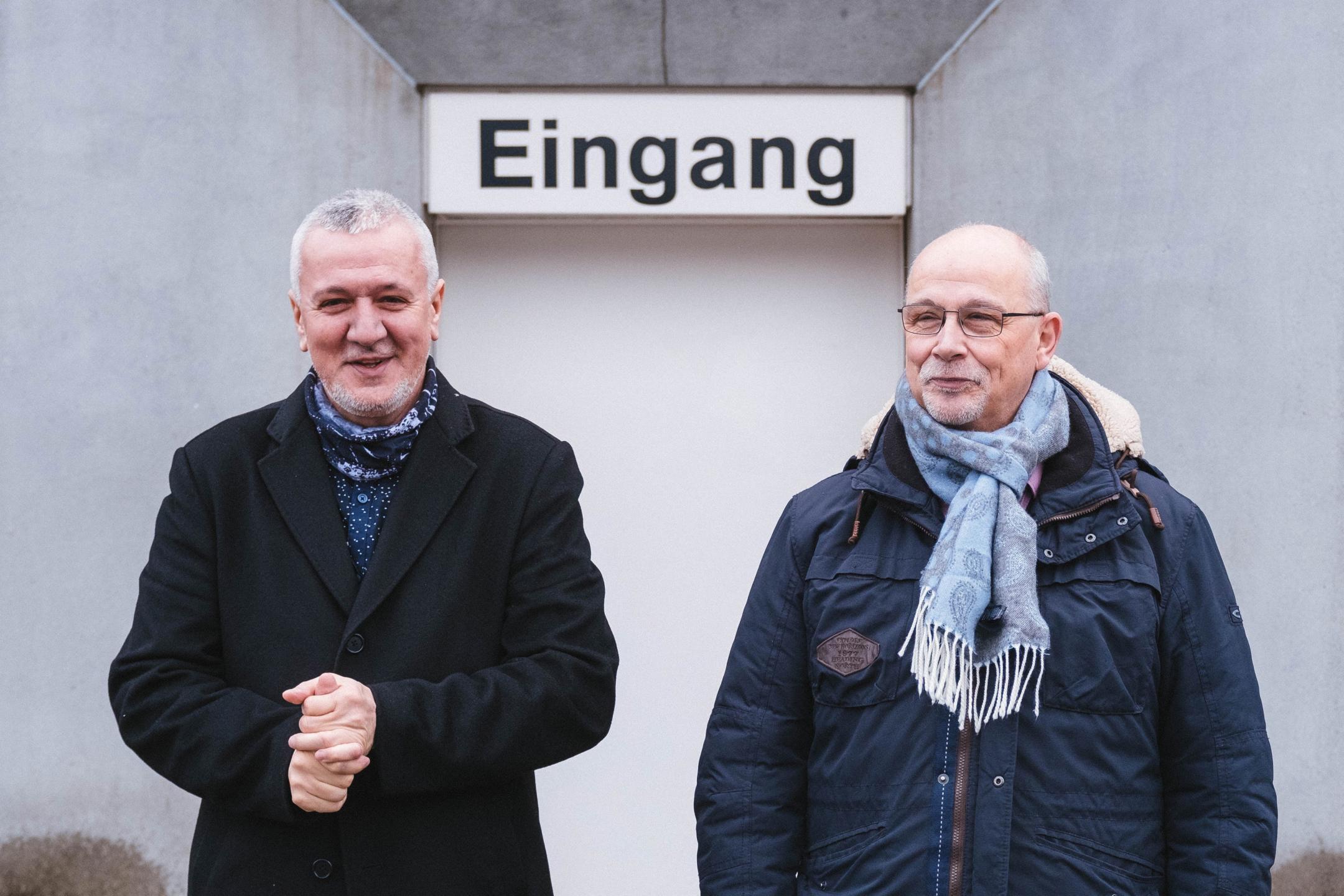 Sakib Halilovic und Frank Stüfen vor dem Eingang der Justizvollzugsanstalt Pöschwies.