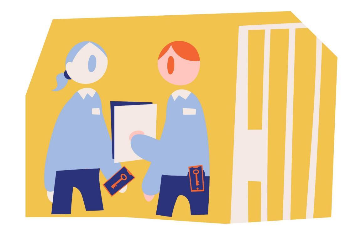Frau in Arbeitskleidung der Gefängnisaufsicht steht neben Gefängnismitarbeiter vor offener Zellentür.